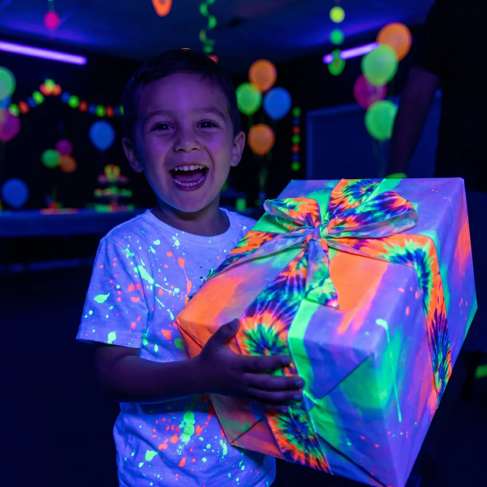 Enfant avec un cadeau